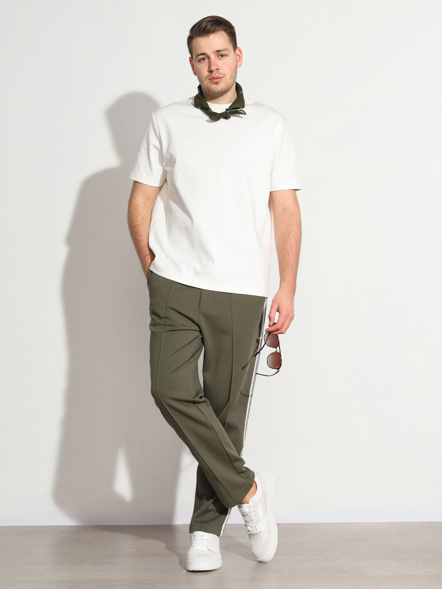 Брюки трикотажные зеленого цвета с лампасами из смесового хлопка